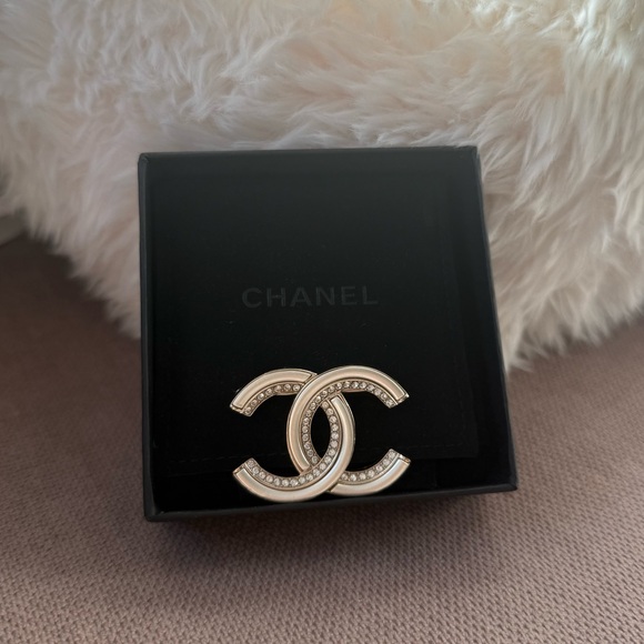 CHANEL CC Brooch / Pin – Champagne Gold with Crystals - Picture 3 of 10